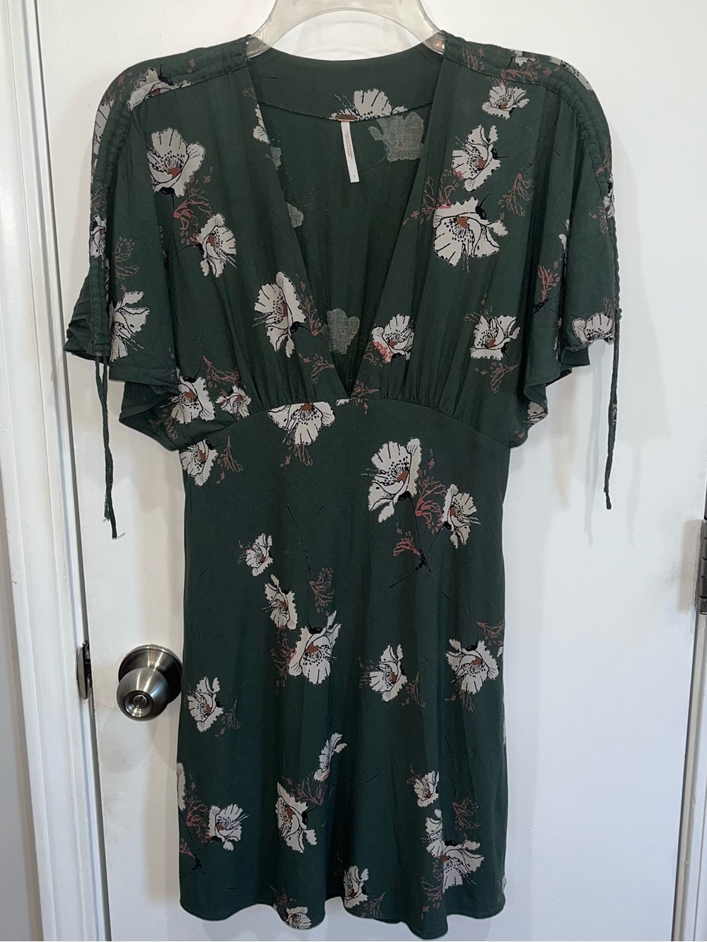 EUC Worn Once! Free People - Size 2 - Floral V-Neck Green Women's Flowy Dress